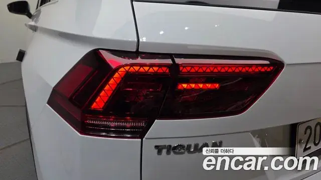 Volkswagen Tiguan 2018 — Şəkil 13/32