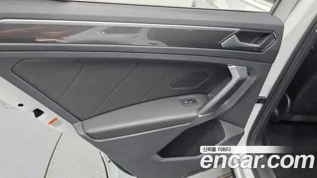 Volkswagen Tiguan 2018 — Şəkil 27/32
