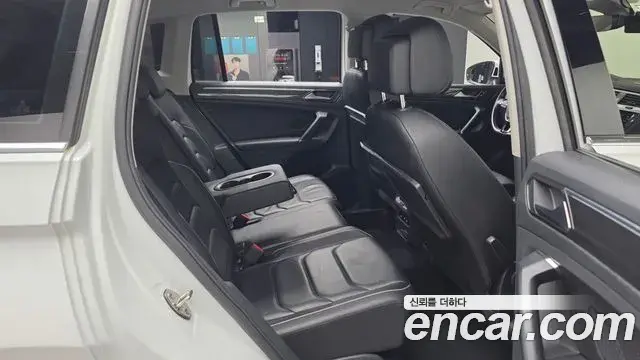 Volkswagen Tiguan 2018 — Şəkil 21/32