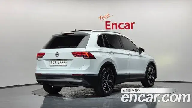 Volkswagen Tiguan 2018 — Şəkil 33/35