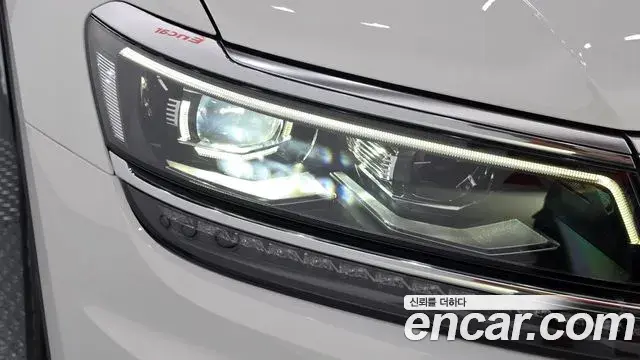 Volkswagen Tiguan 2018 — Şəkil 13/35