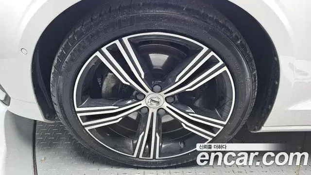 Volvo S60 2020 — Şəkil 33/38