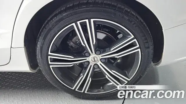 Volvo S60 2020 — Şəkil 25/38