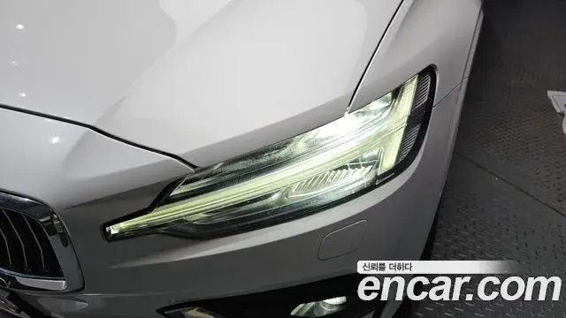 Volvo S60 2020 — Şəkil 24/38