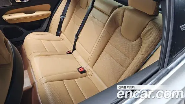 Volvo S60 2020 — Şəkil 17/38