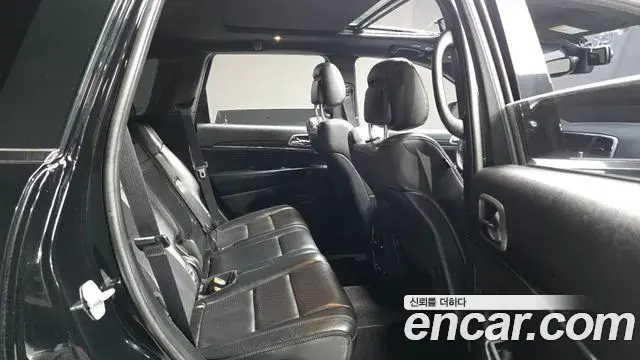 Jeep Grand Cherokee 2018 — Фото 12/20