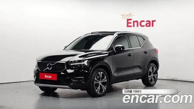 Volvo XC40 2022 — Фото 1/20