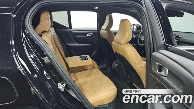 Volvo XC40 2022 — Фото 12/20
