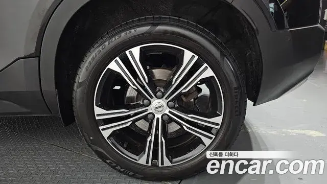 Volvo XC40 2022 — Photo 21/34