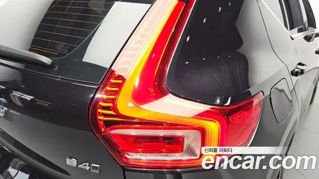 Volvo XC40 2022 — Photo 2/34