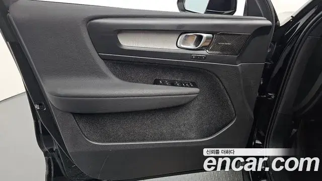 Volvo XC40 2022 — Photo 13/34
