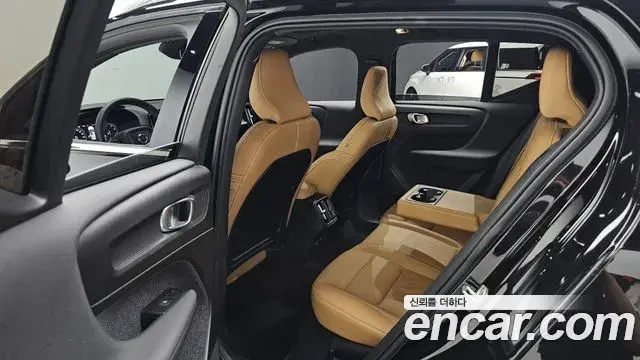 Volvo XC40 2022 — Photo 22/34