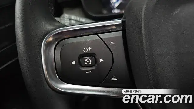 Volvo XC40 2022 — Photo 8/34