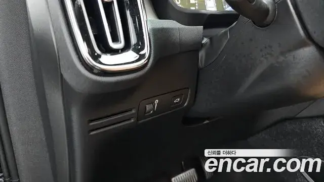 Volvo XC40 2022 — Photo 31/34