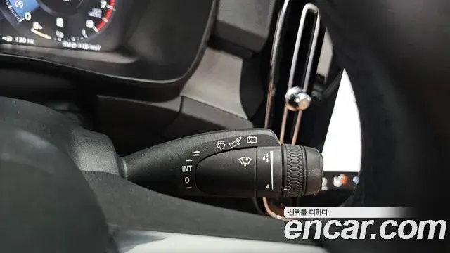 Volvo XC40 2022 — Photo 19/34