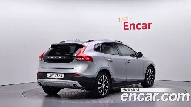 Volvo V40 Cross Country 2019 — Şəkil 19/33