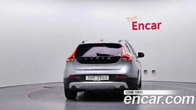 Volvo V40 Cross Country 2019 — Şəkil 7/33