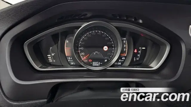 Volvo V40 Cross Country 2019 — Şəkil 14/33