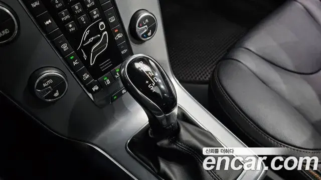Volvo V40 Cross Country 2019 — Şəkil 27/33