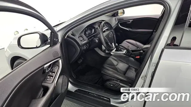 Volvo V40 Cross Country 2019 — Şəkil 30/33