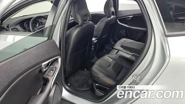 Volvo V40 Cross Country 2019 — Şəkil 16/33