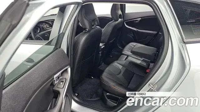 Volvo V40 Cross Country 2019 — Şəkil 9/33