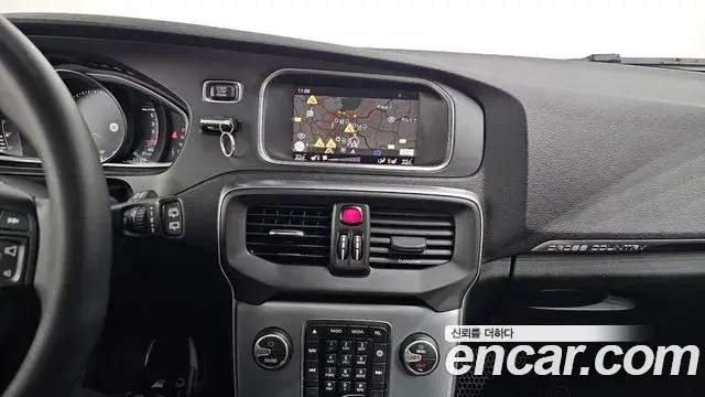 Volvo V40 Cross Country 2019 — Şəkil 23/33