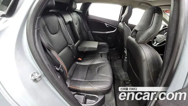 Volvo V40 Cross Country 2019 — Şəkil 32/33