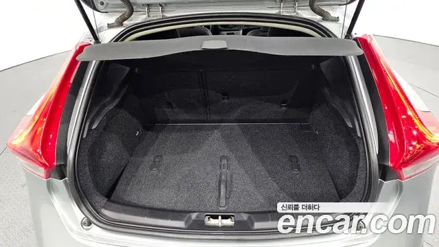 Volvo V40 Cross Country 2019 — Şəkil 28/33