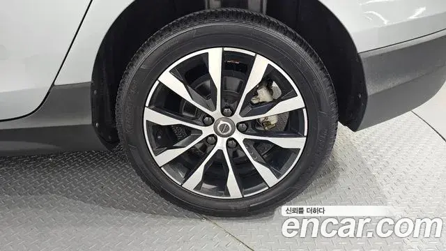 Volvo V40 Cross Country 2019 — Şəkil 1/33