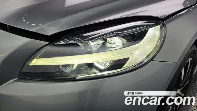 Volvo V40 Cross Country 2019 — Şəkil 11/33