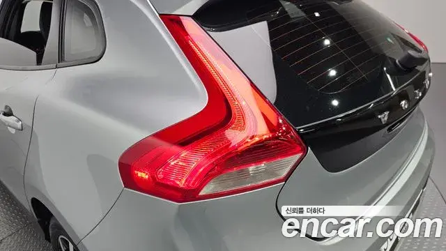 Volvo V40 Cross Country 2019 — Şəkil 24/33