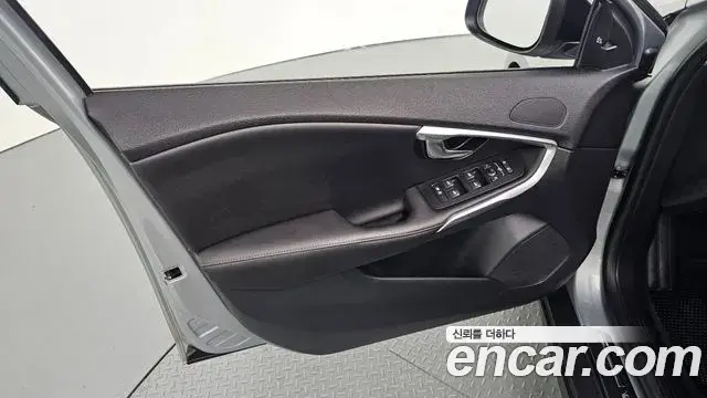 Volvo V40 Cross Country 2019 — Şəkil 22/33