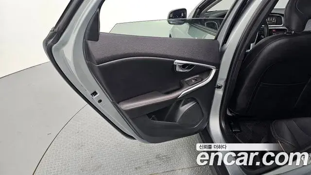 Volvo V40 Cross Country 2019 — Şəkil 10/33