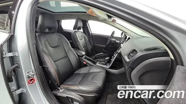 Volvo V40 Cross Country 2019 — Şəkil 33/33