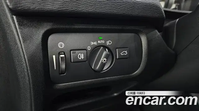 Volvo V40 Cross Country 2019 — Şəkil 26/33