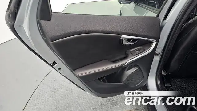 Volvo V40 Cross Country 2019 — Şəkil 21/33