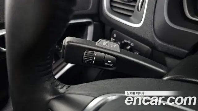Volvo V40 Cross Country 2019 — Şəkil 17/33