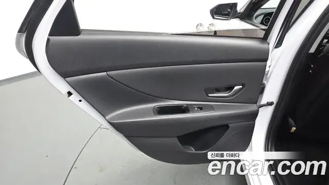 Hyundai The New Avante Hybrid 2021 — Photo 5/32