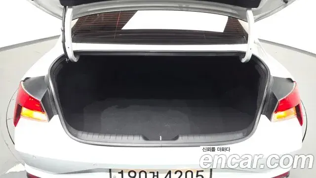 Hyundai The New Avante Hybrid 2021 — Photo 17/32