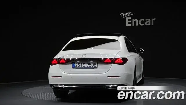 Mercedes-Benz E-Class 2025 — Фото 4/20