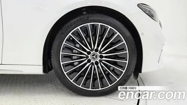 Mercedes-Benz E-Class 2025 — Фото 4/17