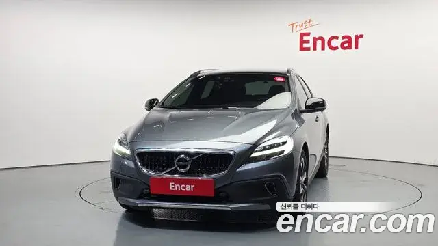 Volvo V40 Cross Country 2019 — Photo 28/31