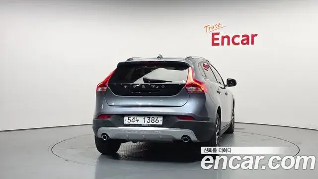 Volvo V40 Cross Country 2019 — Photo 26/31