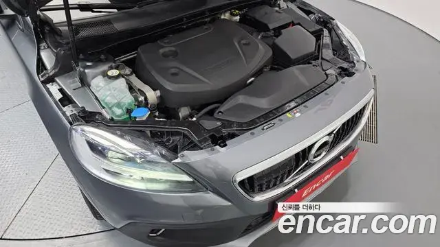Volvo V40 Cross Country 2019 — Photo 1/31