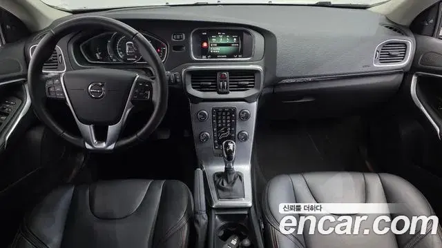 Volvo V40 Cross Country 2019 — Photo 22/31