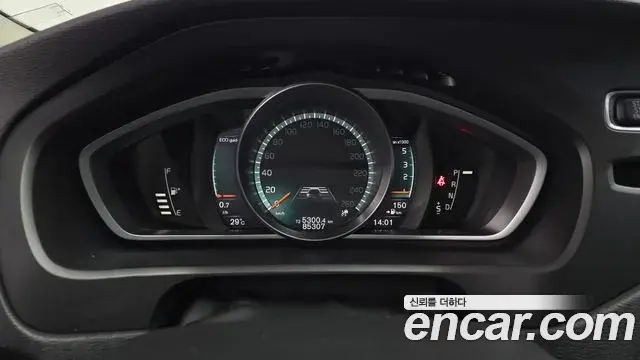 Volvo V40 Cross Country 2019 — Photo 13/31