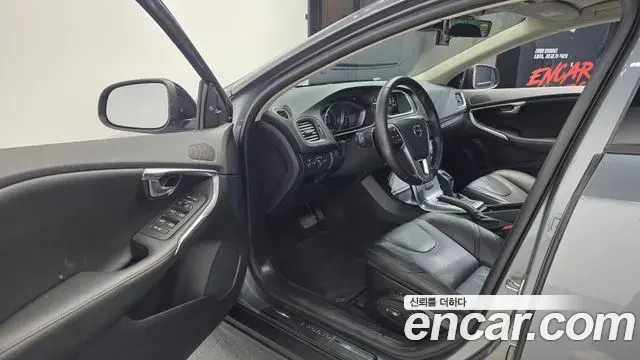 Volvo V40 Cross Country 2019 — Photo 7/31