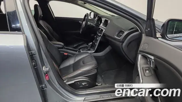 Volvo V40 Cross Country 2019 — Photo 9/31