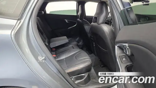 Volvo V40 Cross Country 2019 — Photo 15/31